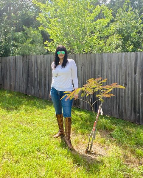 #quarantinefashionshow #wardrobechange #freshair #bedstu #boots my baby #mimosatree #tuesdayvibes #mystyle #stylebyfly #spring2020 😎