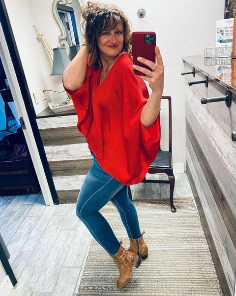 the satin top ♥️
these feel good jeans 🤍
those fantastic boots 🖤
#red #satintop #popofcolor #christmasspirit #holidayspirit #christmascheer #brightandbold #tistheseason #hohoho #celebrate #newyearseve #liverpool #skinnyjeans #bedstu #leather #boots #smallbusiness #shopsmall #supportlocal #entrepreneur #brickandmortar #brickandmortarshop #customerlove #boutique #womensstyle #womensboutique #womensfashion