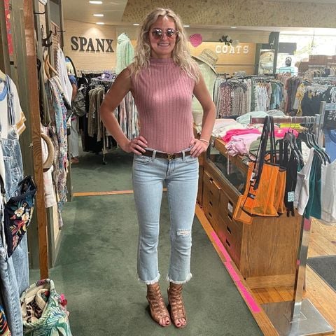 Loving these New Pink Sunnies by rayban! 🕶
#womensfashiontrends #fashion #sunglasses #raybans #gladiatorsandals #jbrand #freepeople #louisvuitton #bedstu #grandhaven #buffalobobs #michigan #summeroutfits #cityofgrandhaven