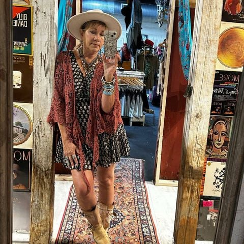 this little black dress is a dream😎and i finally restocked the crocheted kimono in brick! don’t forget fb live friday night⏰5:30. we’ve got a beautiful new line of bags we’re launching 🏆locally handmade by a beautiful mother- daughter team🔥
open 11-6
#fall2023 #fallcollection #bohostyle #bohochic #fayettevillegeorgia #fashion #bedstu #customhats #stylist #atlantafashionstylist #mainstreetfayettevillega #turquoise #handmadejewelry #coolestplaceonearth