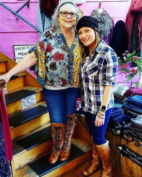 We are rocking our cute boots in Brown County this weekend.
.
.
#bedstu #likemotherlikedaughter #greenegirls #flyhoneys #greenegirlsgetaway