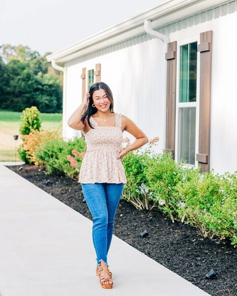 Transition into Fall with this adorable look 🧡 Just add a cardigan or denim jacket for those cool nights!
--> From the Looks Top, Rebecca High Rise Skinny Jeans, Fabiola Tan Rustic Platform Sandal, Pure Spirit Necklace