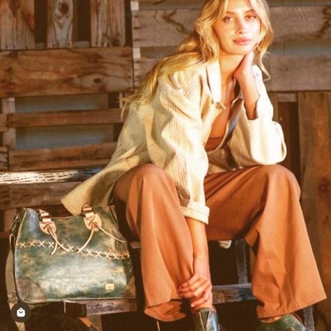 she’s walking into a new season with our @bedstu bruna bag in one fabulous finish! ✅🍂 #bedstu #teal #cinderellaranchboutique #cinderellaranch #freeshipping #handbags #boutiqueshopping