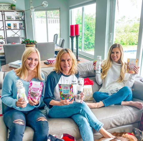 Nothing is cuter than Katy’s for Christmas 🎀 I loveeee seeing your photos gathered around friends, family, and lots of coffee and tea cheer!! 🌈