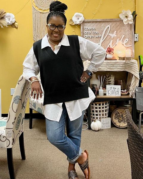 we love our customers and love when they send pictures rock’in their styles from urban mills! thank you ladies for the pictures! y’all look awesome!!!
open m-t 10-5, w-th-f 10-6, sat 10-4, sun 12-3
(615)466-5288
new website coming soon!!!
#urbanmillsboutique
#shopwilsoncounty #shopthesquarelebanon #newarrivalsdaily
#makeastatement
#shopwilco
#magnoliapearl
#fallarrivals
#lesliecurtis
#bedstu
#nashvillefashionscene
#kanthabae