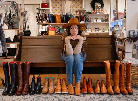 the toughest decision of everyday should be “which @bedstu boots should i wear?” 👢
bedstu
#unamystic #mysticct #oldemistickvillage #bedstu #bedstuboots #handmade #madeinmexico #leatherboots #giftsforher #shoeoftheday #shoeinspo