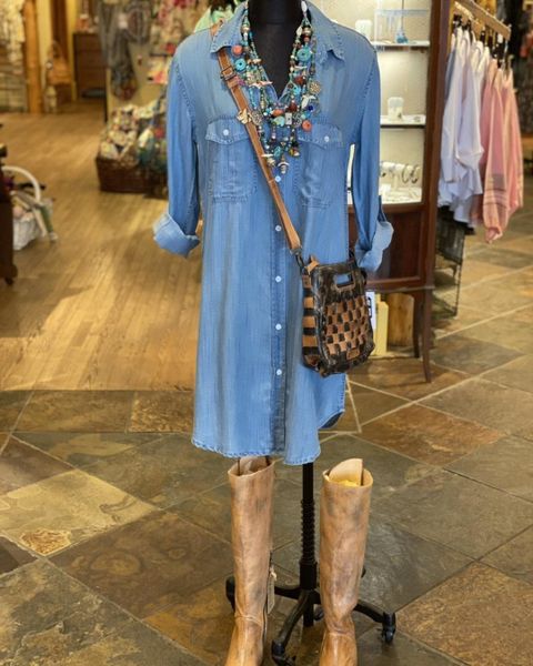 we absolutely love this new chambray shirt dress by caite! the back side has beautiful embroidery detail! shown here with a vintage turquoise and multi charm necklace, purse and boots by @bedstu. come try this one on before they’re all gone. open 10-6 monday - friday and 10-5 saturday.
#boutiqueshopping #wichitaboutique #aspenboutique #shopict #caite #bedstu #vintageturquoise #fallfashion