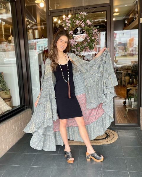 we have this free flowing beautiful kimono in several different amazing colors! it’s kantha bae so each pieces is one of a kind and gorgeous!
also introducing my favorite new pair of spring shoe arrivals, meet deva! an amazing leather clog from @bedstu!
open wednesday 10-6. stop by and see us! um
order online now at www.urbanmillsboutique.com
open m-t-w 10-5, th-fri-sat 10-6, sun 12-4
(615)466-5288
#urbanmillsboutique
#shopwilsoncounty #shopthesquarelebanon #newarrivalsdaily
#makeastatement
#shopwilco
#kanthabae
#nashvillefashionscene
#shopsmall
#shoplocal
# magnolia pearl
#johnnywas
#bedstu
#vintageclothing
#ivyjaneclothing
#jadedgypsy
#isle