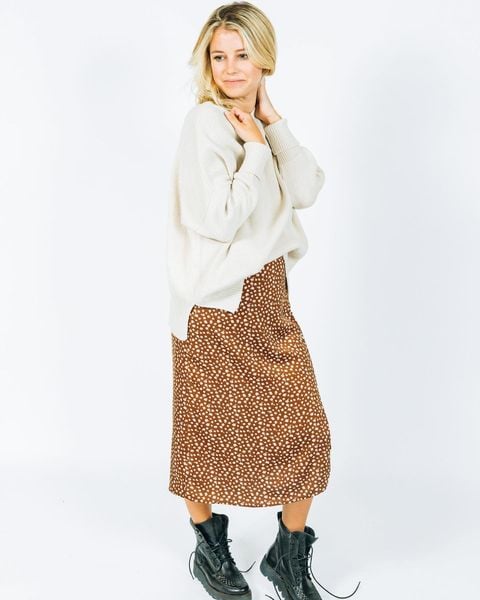 Got that Fall feelin’ bedstu #bloved #bloveditems #ootd #bedstu #shopbloved #downtowncanton #blovedoutfit #findatbloved #fallfeeling #skirtseason #bootseason #sundaysunriseskirt