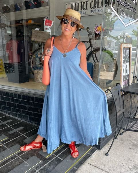 the perfect chambray summer dress paired with the monarch @bedstu soto sandals and american hat makers hat!🌺
#urbanmillsboutique
#shopwilsoncounty #shopthesquarelebanon #newarrivalsdaily
#makeastatement
#shopwilco
#summeroutfits
#beachoutfit
#cruiseattire
#bedstu
#nashvillefashionscene #summerdress #tempoparis #americanhatmakers #chambraydress