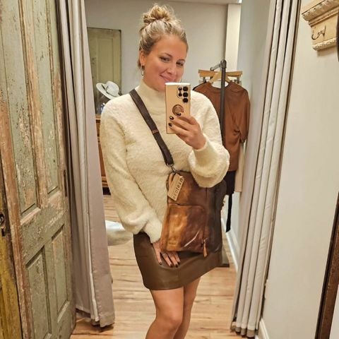 loving this sweater weather! even if it's a few days this week, it gets us ready for the cooler days in the future! this sweater pairs with so many different bottoms; leather, denim, corduroy, you name it! #itsfallyall!
.
.
.
#hayparkerboutique #downtowncartersville #sweaterweather #sweater #bedstu #fallfashion #itsfallyall