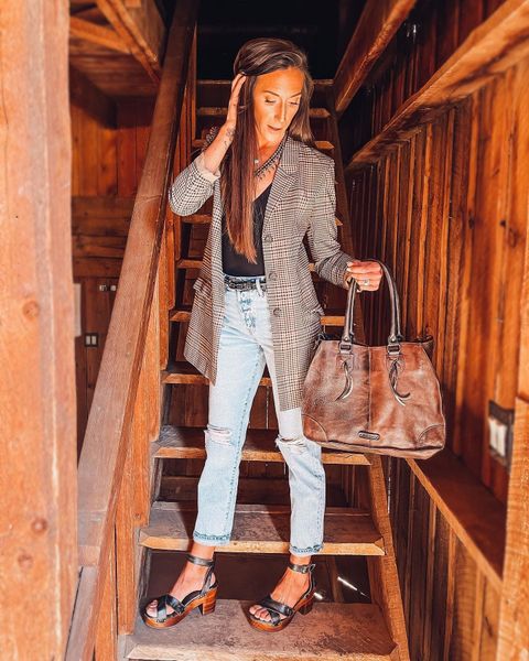 good morning, friends!
i am so excited to be a part of bed|stü’s brand-new community of trailblazers, trendsetters, and day-makers; bed|stü’s real people.
as you all may already know, i’m obsessed with bedstü! i took some time to chat with the team about my favorite styles, how i rock them, and my day-to-day life on the ranch.
check it out by clicking the link in my bio! and stay tuned... i have a really big surprise for y’all tomorrow! it rhymes with ‘shmishmount mode.’ 😂
•
#bedstu #collab #realpeople #ranchlife #ranchher #familyranch