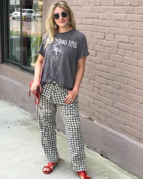 loving everything about this outfit! mp fleetwood mac tee, plaid trousers, bedstu monarch soto sandals and bag and a cool pair of shades!!!😍😎❤️ um
#urbanmillsboutique
#shopwilsoncounty #shopthesquarelebanon #newarrivalsdaily
#makeastatement
#shopwilco
#summeroutfits
#beachoutfit
#cruiseattire
#bedstu
#nashvillefashionscene
#magnoliapearl