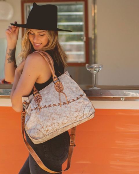 check out these beautiful new arrivals from @bedstu!! 😍
these won’t last long...
#cottonandsage #bedstu #boutiquestyle #newpurse #radcard #shopsmall #shopdowntownoakdale #oakdaleca