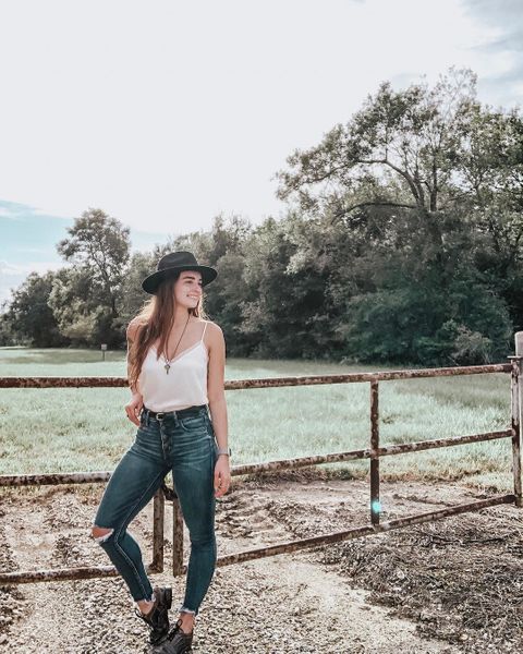 for as much as I love the city, I can’t deny these country backgrounds 📍
•
•
•
•
•
•
•
#photooftheday #photographer #photography #iphoneographers #iphonex #iphoneology #pasadena #hats #fall #presets #houston #htx #htown #this #thisisamerica #f21xme #thegivingkeys #bedstu #brands