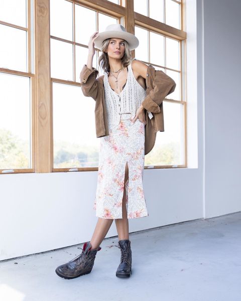 happy f r i d a y y’all! #bloveditem #ootd #bedstu #shopbloved #elishaboot #happyfriday #blovedfall #fpme #whenwewearfp #findatbloved #mandysfavs #cords