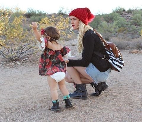 little Kennedy just waving & smiling at each and every person who walks by ☺️& have you seen @newlieco's newest diaper bag? it can also be worn as a shoulder bag but backpack style is my jam ❤️ super roomy & it's available for preorder now so you should hinty hint to a loved one bc Christmas is coming up soon! 😉🎅🏼🎄🎁 #newliediaperbag #bedstu #bambobaby #bohobaby #drmartens #loyalhana #f21xme